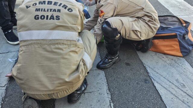 Colisão entre carro e motocicleta deixa mulher ferida em Catalão
