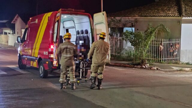 Colisão entre moto e caminhonete deixa jovem de 20 anos ferido, em Catalão