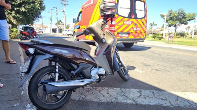 Mulher fica ferida após moto ser atingida por veículo de passeio em Catalão