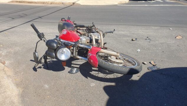 Mototaxista e passageira ficam feridos após colisão entre moto e camionete em Catalão