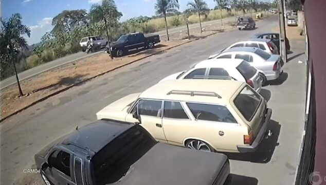 Câmera de segurança flagra capotamento após acidente causado por motociclista imprudente na GO-330, em Catalão