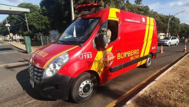 Homem fica ferido em acidente envolvendo carro e moto em Catalão