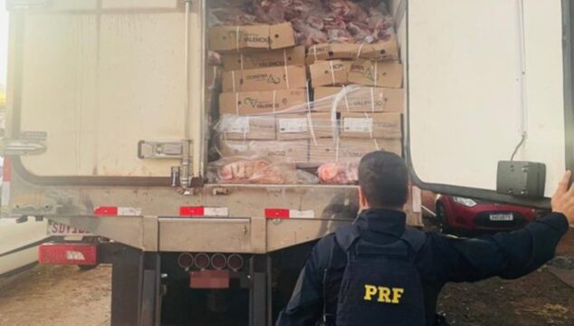 PRF recupera carga de carne bovina e caminhão roubados e prende motorista em Prata