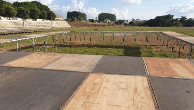 FESTA DA GRAVATA: Mega estrutura começa a ser montada no Estádio Clube do Povo para a maior festa do interior do Brasil
