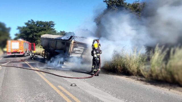 Incêndio em veículo de carga na GO-504 mobiliza Corpo de Bombeiros em Catalão
