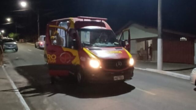 Passageira de moto fica ferida após queda no centro de Nova Aurora