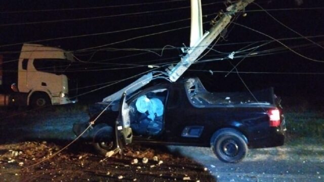 Motorista perde controle de veículo e colide contra poste em Ipameri
