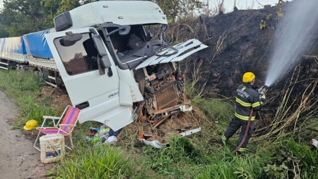 Dois motoristas ficam feridos após colisão entre caminhões na GO-330 em Ipameri