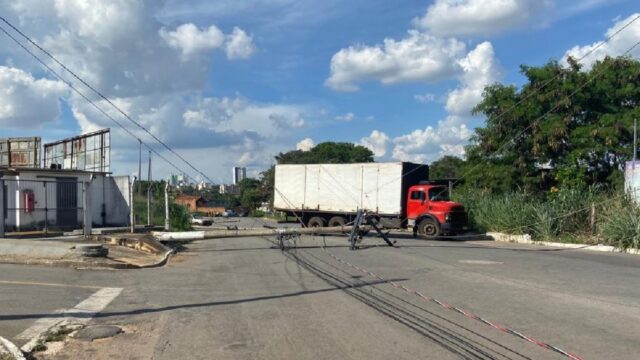 Goiás registra em média 13 colisões contra postes todo dia