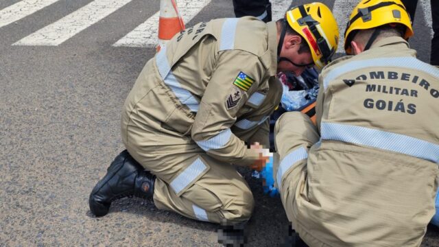 Colisão entre carro e moto deixa motociclista ferido no bairro São João, em Catalão