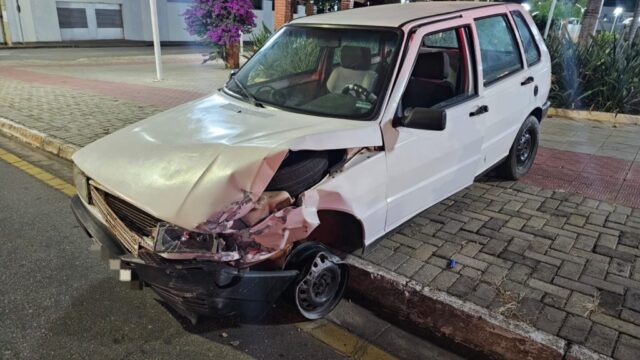 Motorista e passageiro têm ferimentos leves após colisão em praça em Catalão