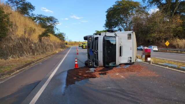 Motorista sofre ferimentos leves após caminhão tombar na BR-50 em Araguari