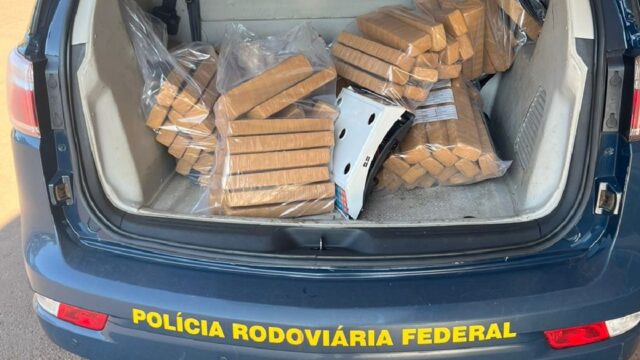Motorista com carro ‘recheado’ de entorpecentes é preso após furar bloqueio policial