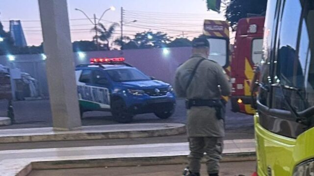 Passageiro de ônibus é agredido por mulher com golpe de arma branca enquanto dormia durante trajeto da BR-050, em Catalão