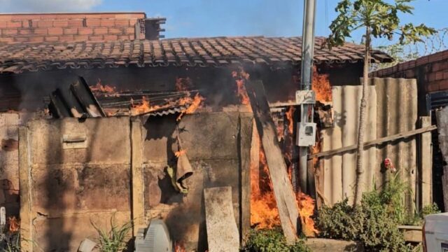 Incêndio no bairro São Francisco mobiliza Corpo de Bombeiros em Catalão