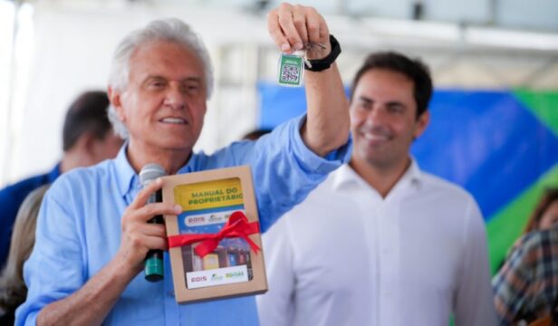 Caiado entrega 57 casas a custo zero em Ipameri