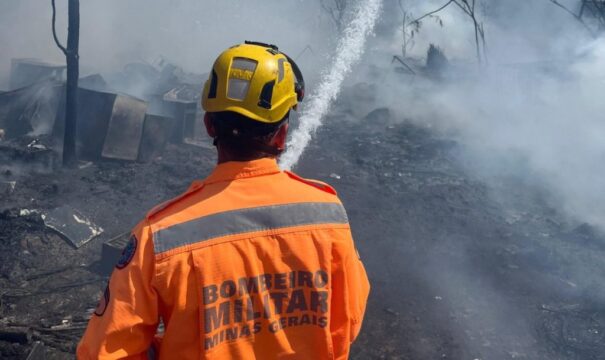 Lote vago fica destruído após incêndio em Araguari
