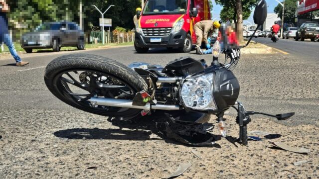 Colisão entre moto versus caminhonete deixa motoboy ferido no Bairro Ipanema, em Catalão