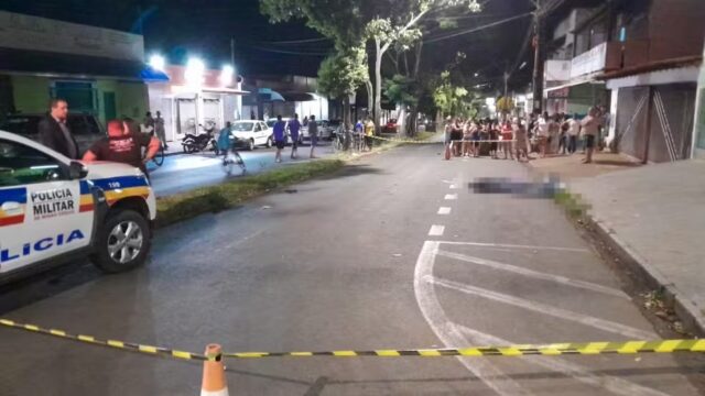 Idoso morre após ser atropelado por carro e lançado contra outro veículo, em Uberlândia