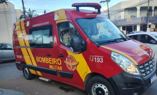 Acidente entre carro e moto deixa vítima com suspeita de fratura em Catalão