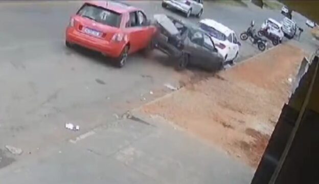 VÍDEO: Motorista perde controle e causa colisão com dois veículos estacionados em Catalão
