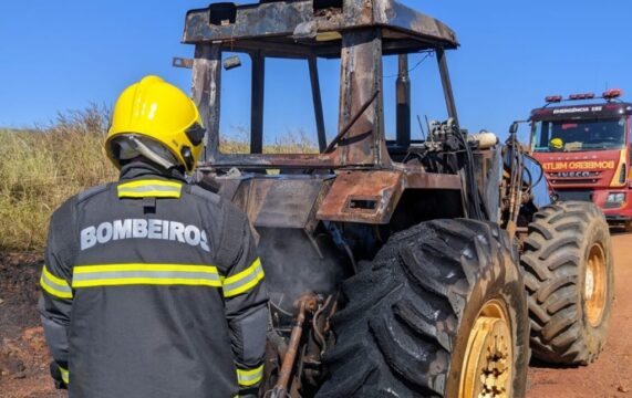Incêndio em trator mobilizar Corpo de Bombeiros na zona rural de Ipameri