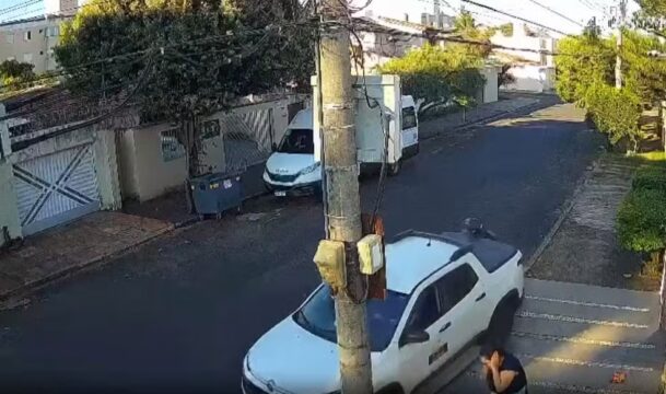 Uberlândia: Motorista atropela bandido com carro em marcha a ré para livrar enfermeira de assalto no Bairro Umuarama; VÍDEO
