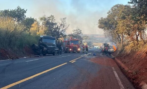 Carreta carregada com 30 mil litros de combustíveis pega fogo em acidente na BR-365 em Uberlândia