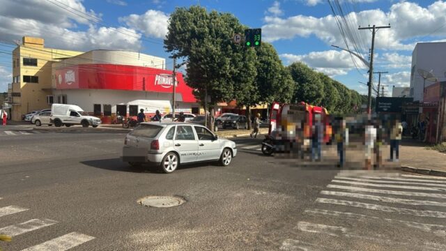 Acidente entre carro e moto deixa mulher ferida em cruzamento da Avenida Dr. Lamartine, em Catalão