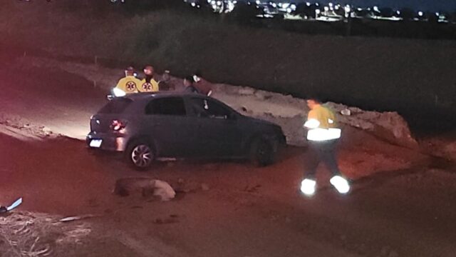 Motorista perde controle e carro cai em canteiro de obras na BR-050 em Catalão