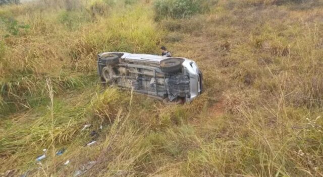 Caminhonete cai de ribanceira em Uberlândia após fazer desvio na MGC-455