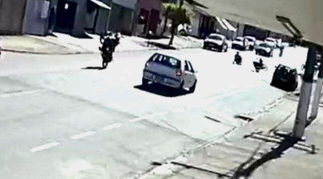 Catalão: Vídeo mostra exato momento em que motociclista sofre queda ao empinar moto no Bairro Jardim Paulista