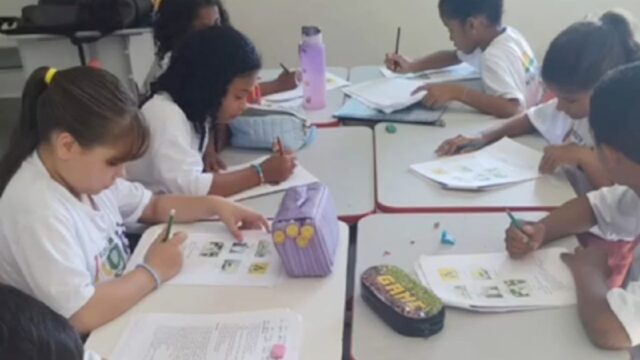 Projeto bilíngue transforma rotina de alunos na Escola Pingo de Gentes, em Marzagão