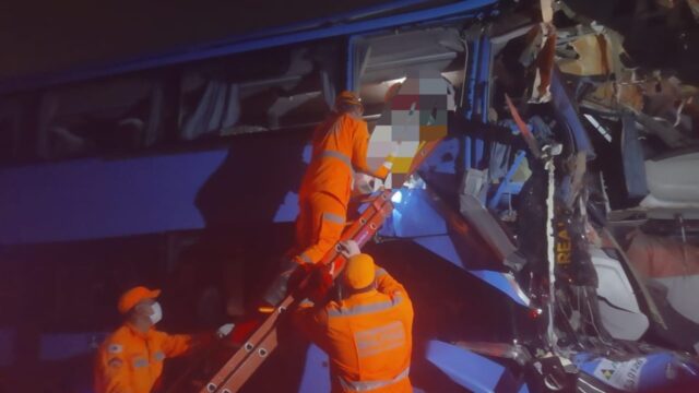 Acidente entre ônibus com 42 passageiros e carreta deixa feridos na Rodovia BR-050, em Uberaba, Minas Gerais
