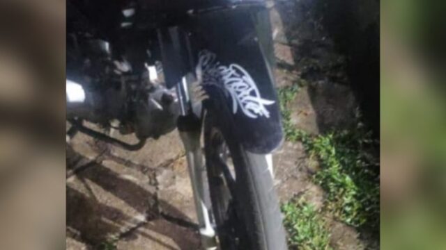 Adolescente é conduzido à delegacia por dirigir moto com uma roda no centro de Orizona