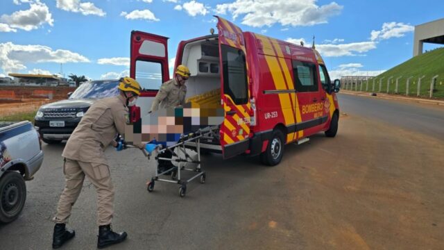 Mulher fica ferida após queda de moto no bairro Castelo Branco I em Catalão