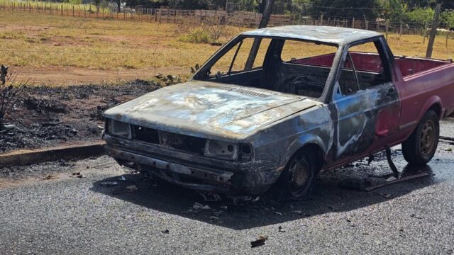 Carro pega fogo e fica parcialmente destruído em Catalão