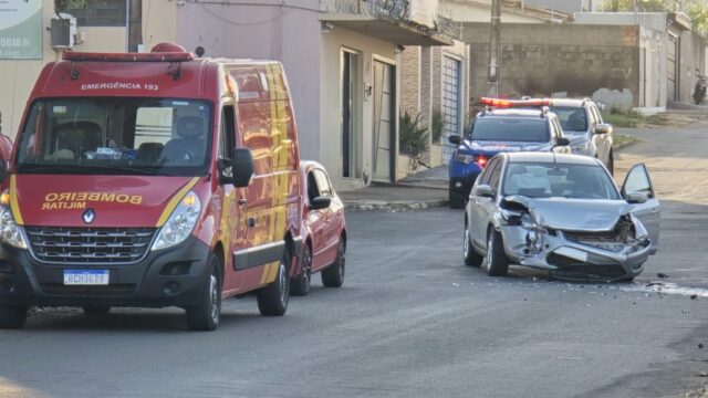Em Catalão: Colisão entre dois carros deixa uma pessoa ferida em cruzamento