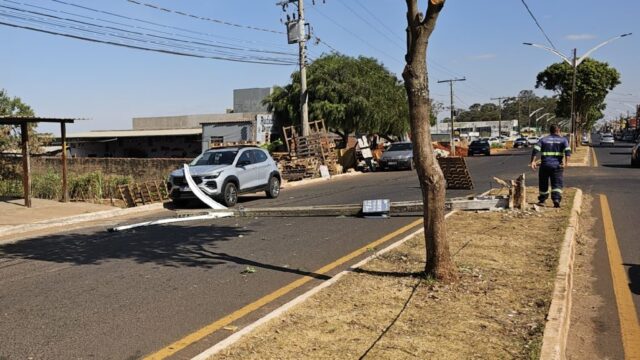 Caminhão colide com poste de iluminação que atinge veículo estacionado em avenida de Catalão