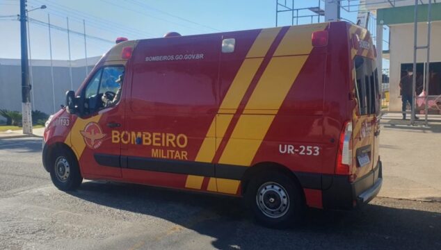 Mulher fica ferida após acidente entre carro e moto em Catalão