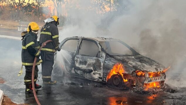 Incêndio em veículo no bairro Solar Park Bela Vista em Araguari mobiliza bombeiros