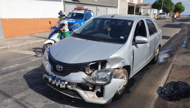 Mulher fica ferida após furar sinal vermelho e colidir moto contra carro em Catalão