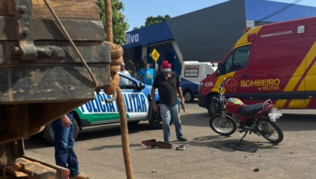 Jovem fica gravemente ferido após colidir moto contra traseira de caminhão em Cumari