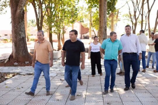 Em Ouvidor: Prefeito Cebinha, vice-prefeito Nelci Cândido visitam obras do complexo do bosque