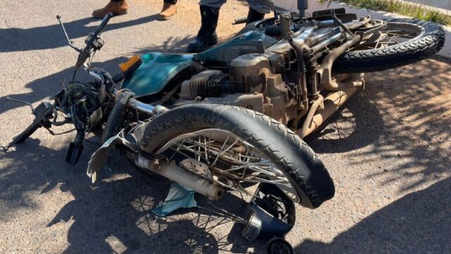 Colisão entre moto e carro deixa homem ferido na GO-213, em Caldas Novas
