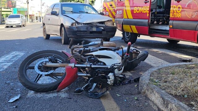 Mulher fica ferida após colisão entre moto e carro em Catalão