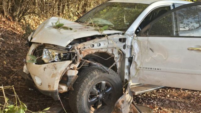 Idoso tem ferimetos leves após camionete sair da pista na GO-504, em Catalão