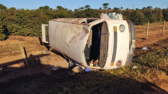 Capotamento de veículo deixa idosa ferida na MG-223 em Araguari