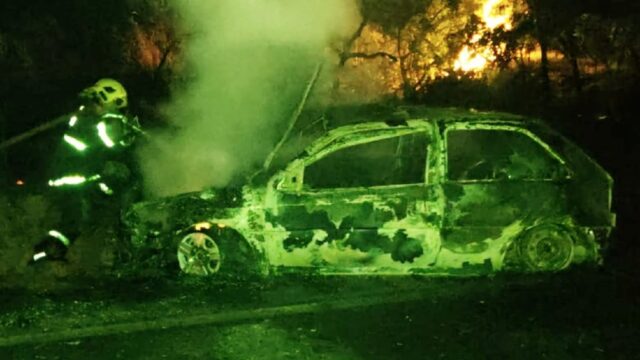 Bombeiros combatem incêndio em veículo na MG-223, entre Araguari e Caldas Novas