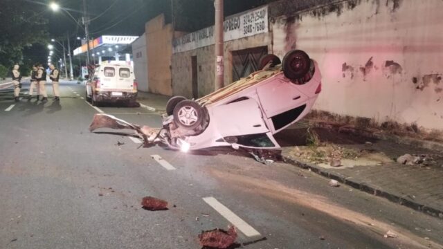 Colisão seguida de capotamento é registrada em Araguari, no Triângulo Mineiro